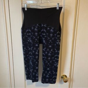 SPANX Black and Gray Knee Length Printed Leggings